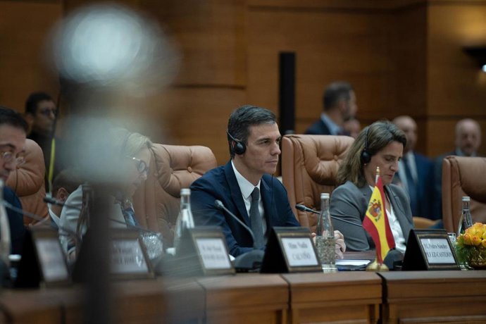 El presidente del Gobierno, Pedro Sánchez, y la vicepresidenta tercera y ministra para la Transición Ecológica y el Reto Demográfico, Teresa Ribera, en la última reunión de Alto Nivel entre Marruecos y España