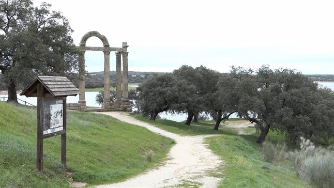 Templo de los Mármoles junto al embalse de Valdecañas que pertenece al yacimiento romano de Augustóbriga que se esconde bajo las aguas de dicho pantano.