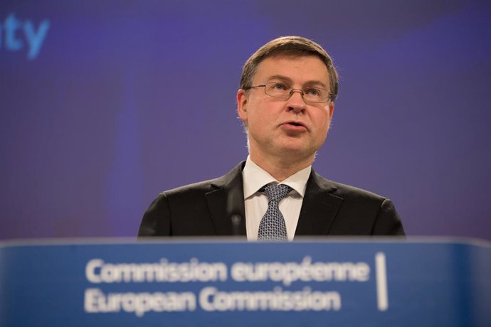 Archivo - 08 December 2021, Belgium, Brussels: European Commissioner for Trade Valdis Dombrovskis speaks during a press conference at the EUheadquarters in Brussels. Photo: Christophe Licoppe/European Commission/dpa - ATTENTION: editorial use only and 