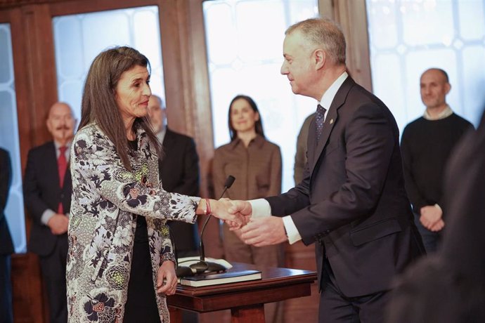 La nueva consejera de Igualdad, Justicia y Políticas Sociales, Nerea Melgosa, y el lehendakari, Iñigo Urkullu, durante el acto de toma de posesión de su cargo en el Gobierno Vasco