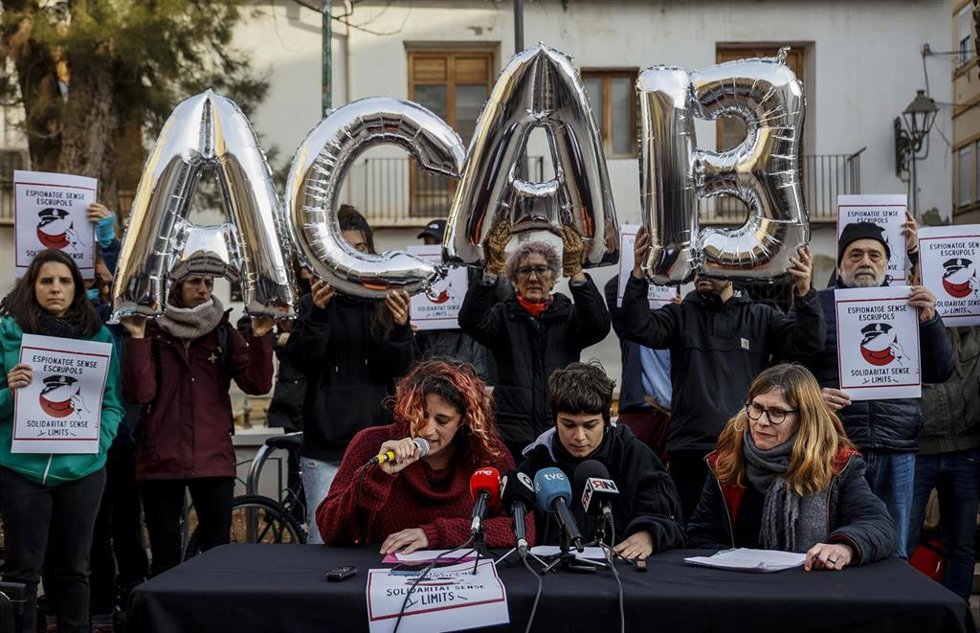 Rueda de prensa de miembros del CSOA l'Horta, Cuidem Benimaclet y Alerta Solidria a raíz de las informaciones sobre la infiltración de un policía nacional en colectivos vecinales de Benimaclet.