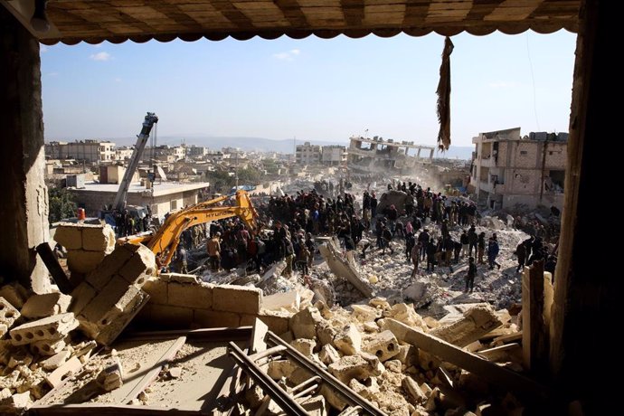 Operaciones de búsqueda y rescate en la ciudad siria de Jenderis (noroeste) tras los terremotos en el sur de Turquía, cerca de la frontera común