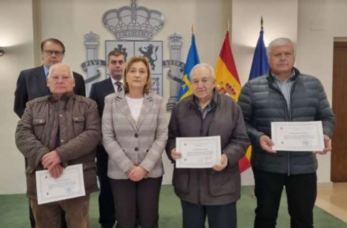 Delia Losa entrega los diplomas que reconocen la permanencia en la Red Nacional de Radio de Emergencia.