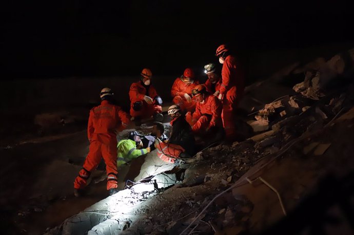 February 8, 2023, zmir, Trkiye: Search and rescue teams are working on a destroyed building at Iskenderun city in Hatay, south Turkey. Powerful earthquakes 7.8 and 7.6 have hit a wide area in south-eastern Turkey, near the Syrian border on 6th of Febru