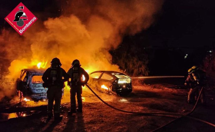 Extinguen un incendio que calcinó a dos vehículos y afectó a otro en Altea