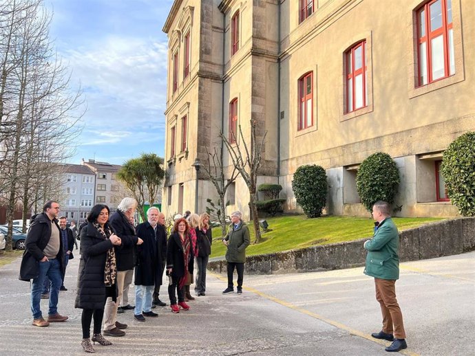 Los miembros de la Mesa del Parlamento, encabezados por el presidente de la Cámara, Miguel Santalices, supervisan las obras de reforma para la mejora de la accesibilidad en el Pazo do Hórreo, sede del Parlamento de Galicia