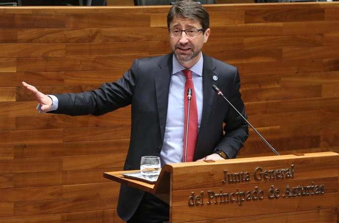 El consejero de Industria, Empleo y Promoción Económica, Enrique Fernández.