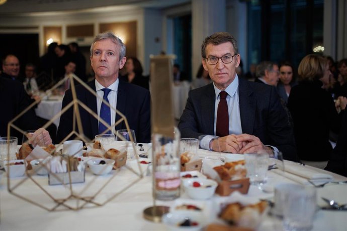 El presidente de la Xunta de Galicia y líder del Partido Popular gallego, Alfonso Rueda (c) y el presidente del PP, Alberto Núñez Feijóo, durante el foro de conversación de El Debate, en el Hotel Four Seasons, a 14 de febrero de 2023, en Madrid (Españ