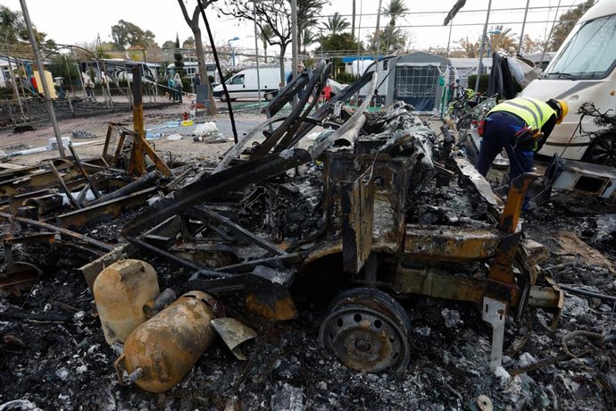 Imagen de los restos del incendio que ha calcinado numerosas caravanas en el camping de Bolnuevo en Mazarrón