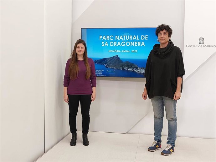La vicepresidenta del Consell y consellera insular de Sostenibilidad y Medio Ambiente, Aurora Ribot, con la directora insular de Medio Ambiente, Inmaculada Férriz, en la presentación de la Memoria anual de gestión del Parque Natural de Sa Dragonera 2022