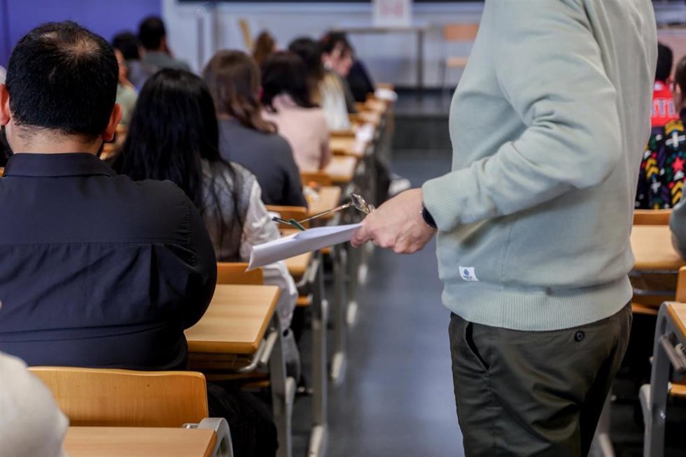 Un profesor en las pruebas de Formación Sanitaria Especializada convocada por el Ministerio de Sanidad en la Facultad de Informática de la Universidad Complutense de Madrid, a 21 de enero de 2023, en Madrid (España). Se trata de la mayor oferta de plaza