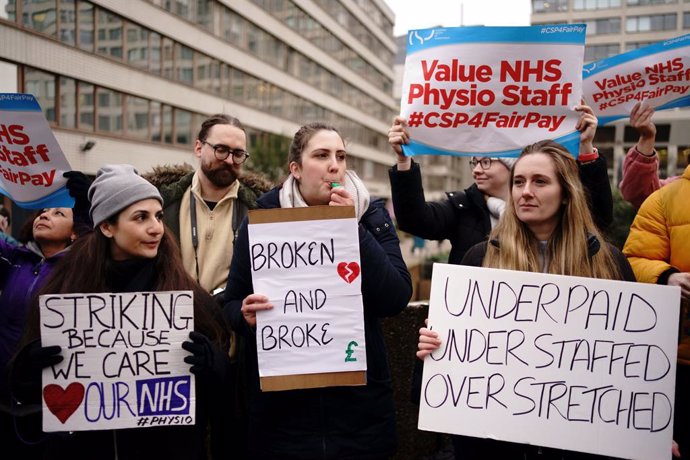 26 January 2023, United Kingdom, London: Members of the Chartered Society of Physiotherapy (CSP) on the picket line outside London's St Thomas' Hospital as they go on strike for the first time over pay. Photo: Victoria Jones/PA Wire/dpa