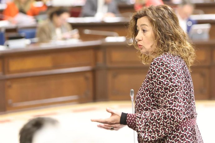 La presidenta del Govern, Francina Armengol, en el pleno del Parlament.
