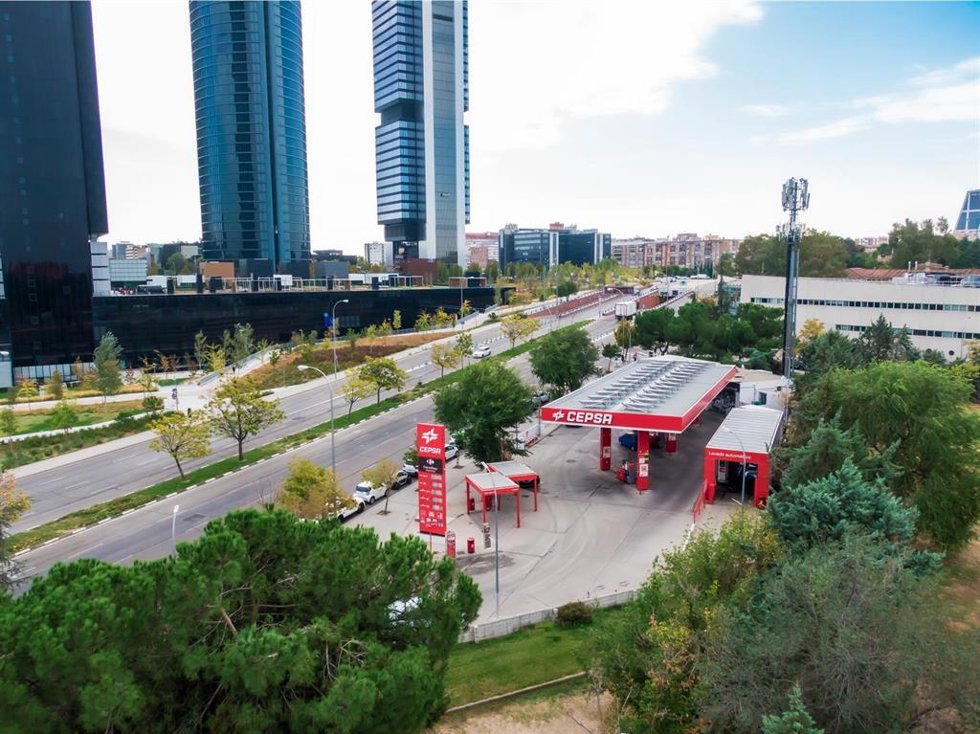 Estación de servicio de Cepsa con paneles solares de Redexis
