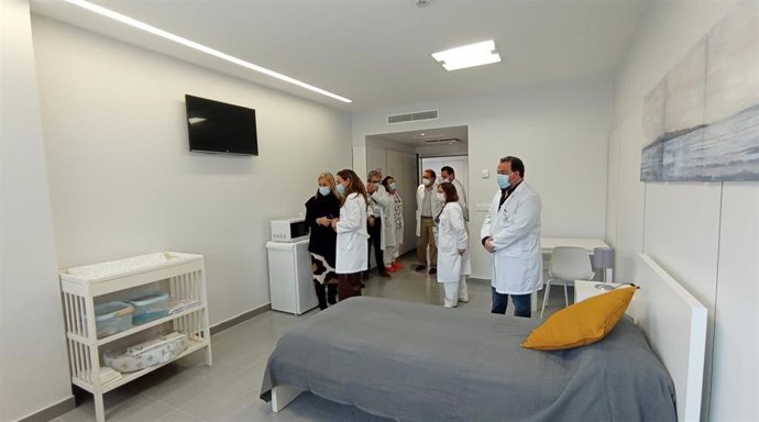 La delegada territorial de Salud y Consumo en Cádiz, Eva Pajares, visita el "hotel de madres" del Hospital de La Línea
