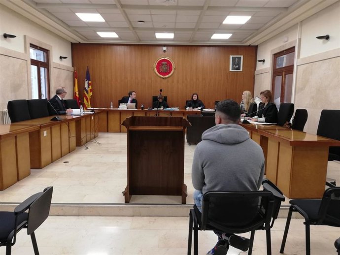 El acusado de abusar de su hijastra y contagiarle varias ETS, sentado para el juicio en la Audiencia Provincial de Baleares.