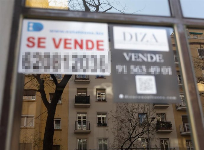 Archivo - Un cartel de 'Se vende' pegado en un portal, en una imagen de archivo.