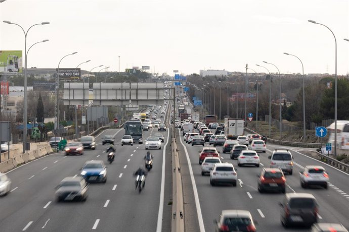 Archivo - Circulación en el Km 17 de la autovía A4 en la segunda fase de la operación salida por Navidad de la DGT, a 30 de diciembre de 2022, en Madrid (España). 