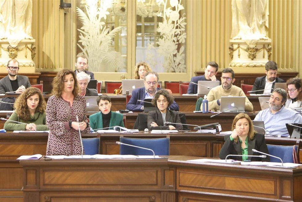 La presidenta del Govern, Francina Armengol, durante el pleno del Parlament.