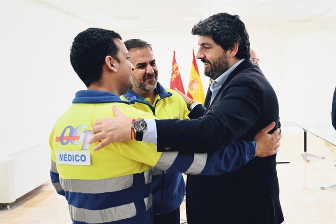 El presidente del Gobierno regional, Fernando López Miras, entrega la insignia de plata de la Región de Murcia al médico Yassel Parra y al enfermero Manuel Pardo por participar en las labores de rescate y cooperación en Turquía