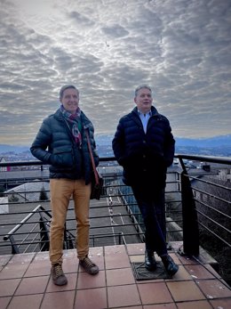 El candidato del PSOE a la alcaldía de Oviedo, Carlos Fernández Llaneza y el director gerente de la Fundación Vinjoy, Adolfo Rivas Fernández.