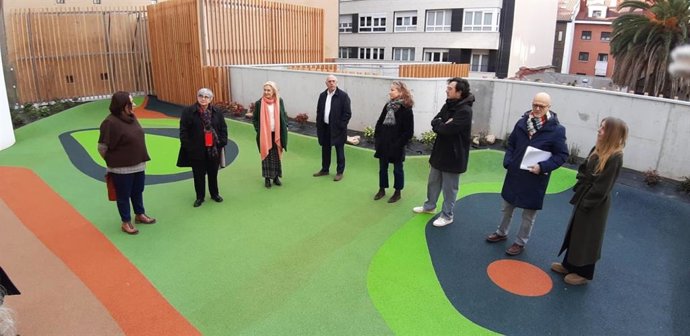 La alcaldesa de Gijón, Ana González, visita la nueva escuela infantil de 0 a 3 'Eusebio Miranda', acompañada por otros repersentantes municipales y los responsables de la obra,