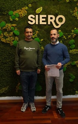 El concejal de Infraestructuras urbanas; Mantenimiento y conservación de Inmuebles municipales; y Medio Ambiente de Siero, Javier Rodríguez Morán y el alcalde de Siero, Ángel García.