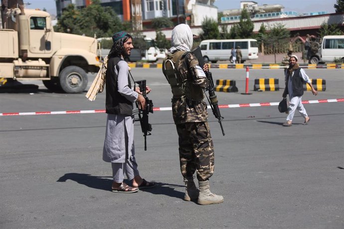 Archivo - Miembros de los talibán hacen guardia durante una Loya Yirga en la capital de Afganistán, Kabul
