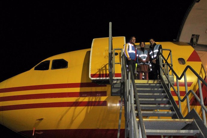 La secretaria de Estado de Transportes, Movilidad y Agenda Urbana,  Isabel Pardo de Vera, en el hub internacional de DHL Express en el aeropuerto Adolfo Suárez Madrid-Barajas