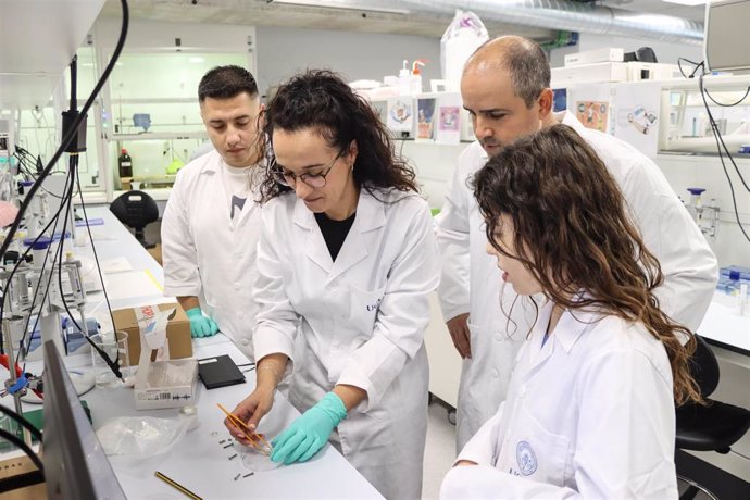 En la imagen, María Cuartero y Gastón Crespo, cofundadores de UCAM SENS, trabajan con su equipo de investigadores internacionales en los laboratorios de UCAM HiTech.