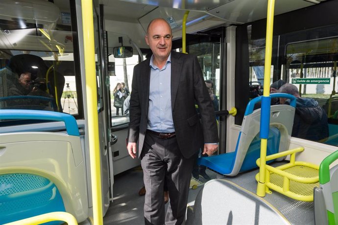 El presidente del Consell de Ibiza, Vicente Marí, durante la presentación de seis autobuses híbridos, a 10 de febrero de 2023, en Ibiza