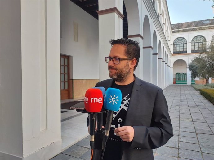 El portavoz del Grupo Mixto-Adelante Andalucía, José Ignacio García, en una atención a medios en el Parlamento andaluz.