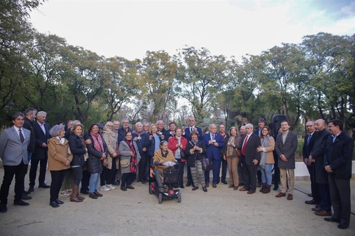 El alcalde de Sevilla, Antonio Muñoz, con vecinos de Parque Amate en la rotulación de la nueva glorieta de esta zona de la ciudad.