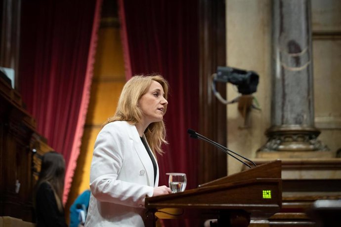 La consellera de Economía y Hacienda de la Generalitat, Natlia Mas, en el debate a la totalidad de los Presupuestos de 2023 en el pleno del Parlament.