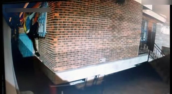 Captura de pantalla de una cámara de seguridad que recoge uno de los asaltos a viviendas