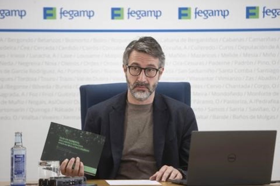El presidente de la Fegamp, Alberto Varela, presenta una guía de recursos y servicios disponibles para mujeres
