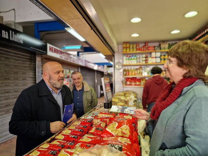 Jaime Martínez conversa con una vendedora del mercado de Pere Garau.