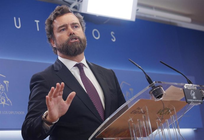 El portavoz de VOX en el Congreso, Iván Espinosa de los Monteros, durante una rueda de prensa anterior a la reunión de la Junta de Portavoces, en el Congreso de los Diputados, a 14 de febrero de 2023, en Madrid (España).