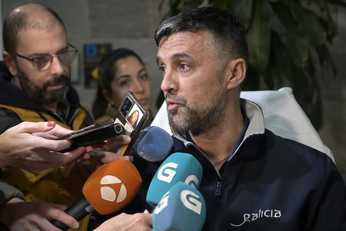 El exatleta Gustavo Dacal ofrece declaraciones a los medios a su llegada al aeropuerto de A Coruña