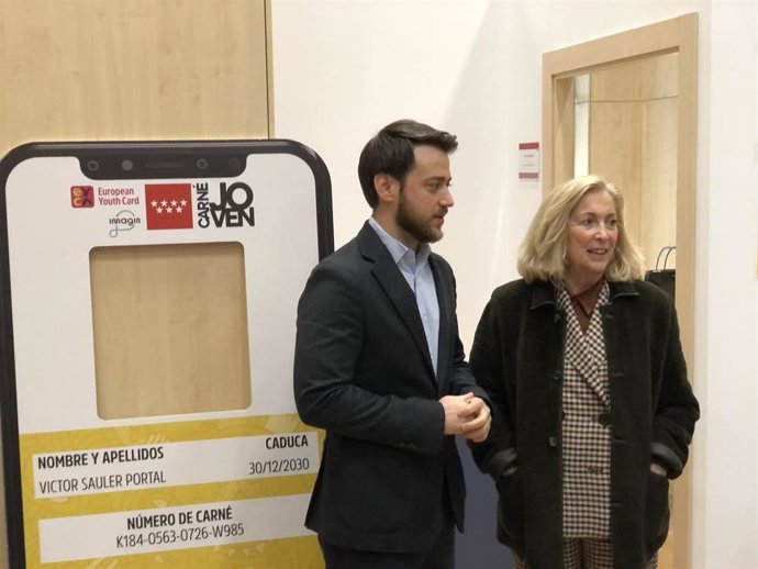 La consejera de Familia, Juventud y Política social, Concepción Dancausa, visita la nueva oficina de General Díaz Porlier junto al director general de Juventud, Nikolay Yordanov.