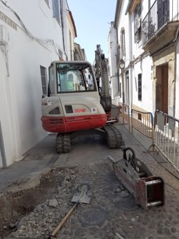 Obras de canalización de Endesa en una calle de Córdoba.