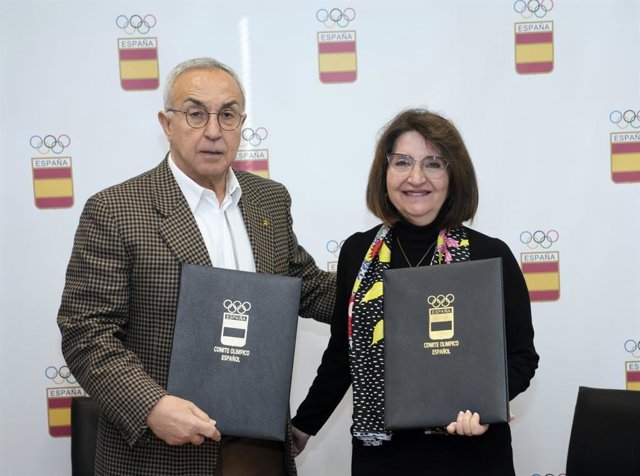La rectora de la Universidad de Alicante (UA), Amparo Navarro, y el presidente del Comité Olímpico Español (COE), Alejandro Blanco, firman un convenio de colaboración.