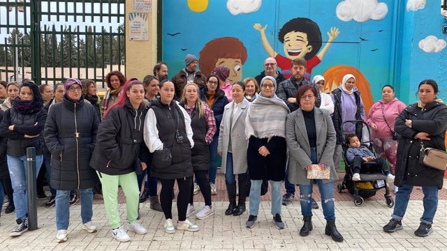 Concejales de Podemos Málaga y representantes del AMPA del CEIP Moreno Villa, a las puertas del centro escolar