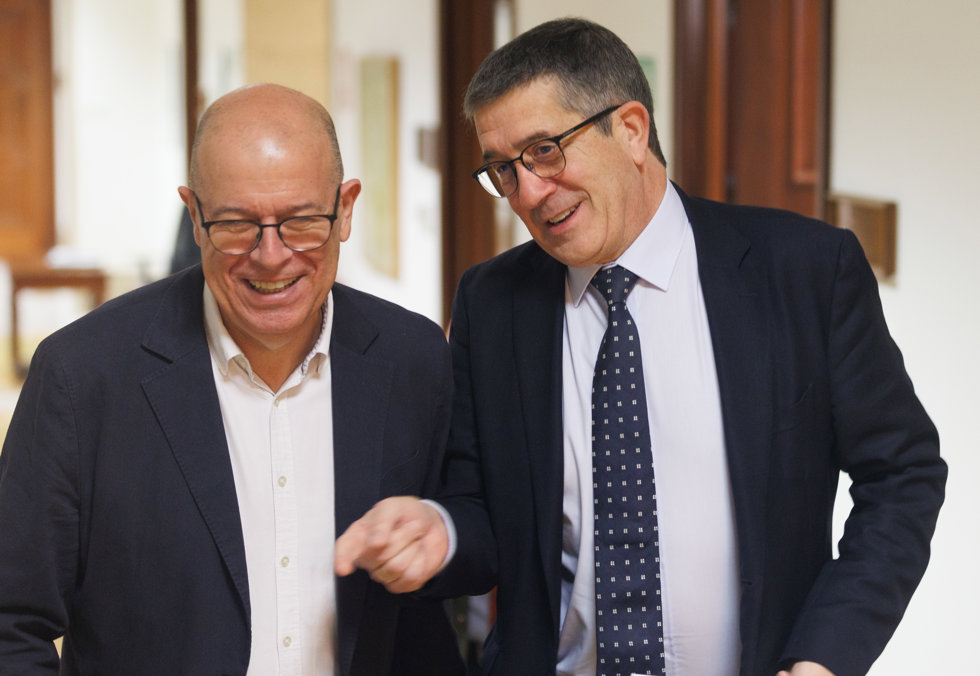 El diputado del PSC en el Congreso José Zaragoza (i) y el portavoz del PSOE en el Congreso, Patxi López (d), a su llegada a una reunión de la Junta de Portavoces,  en el Congreso de los Diputados, a 14 de febrero de 2023, en Madrid (España).