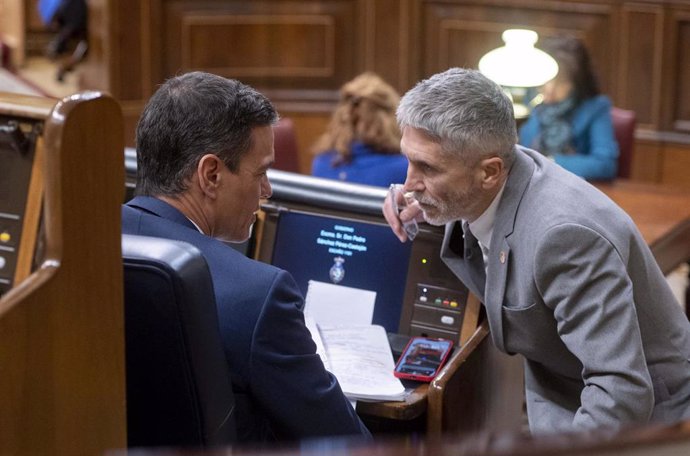 El presidente del Gobierno, Pedro Sánchez, y el ministro el Interior, Fernando Grande-Marlaska, en el Pleno del Congreso de los Diputados.