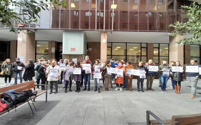 Miembros de la intersindical de Salud se concentran antes de la Mesa Sectorial con el Gobierno de Navarra, a la que han decidido no acudir