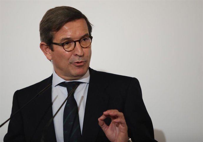 El consejero de Política Industrial y Energía, Jorge Paradela, en el encuentro empresarial organizado por la Fundación de la Cámara de Comercio de Sevilla y patrocinado por Iberdrola.