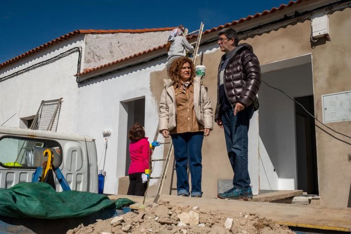 La presidenta de la Diputación, María Eugenia Limón, y el alcalde de Santa Ana la Real, José Antonio Ramos.