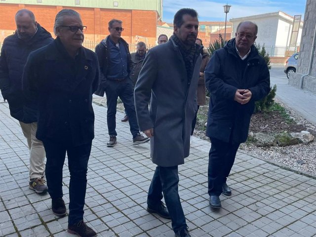 El secretario general del PSCyL-PSOE, Luis Tudanca, en El Barco de Ávila (Ávila), con el alcalde, Víctor Morugij, y el secretario provincial, Jesús Caro