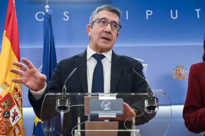 El portavoz del PSOE en el Congreso de los Diputados, Patxi López, durante una rueda de prensa en el Congreso de los Diputados.